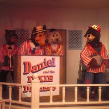 某テーマパークのシアターみたいな踊るクマさんたち。