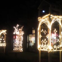 中庭はライトアップも。