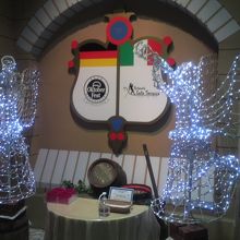 ビュッフェレストラン。混雑時は空席待ちの列も。