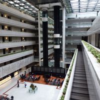 ロビーとフロント、エレベータからの眺め