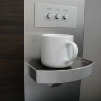 ベット脇に　カップが置けるようになっていて便利でした。