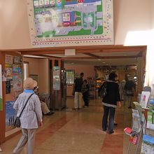 奥が売店，野菜やおみやげがたくさん