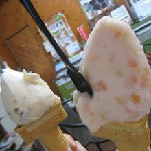 右がトマトジェラート、左がラムレーズン