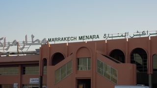 サーモンピンクの空港