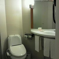 バスルーム。うまくシャワースペースが撮影できない。（左側）