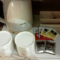 ドリンクセット。お茶とインスタントコーヒーあり。