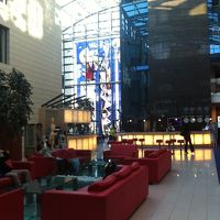 ロビー、赤いソファーが印象的