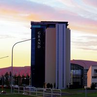 夕焼けに染まるホテル外観