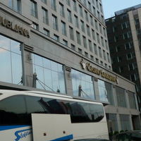 バスで、玄関前に到着