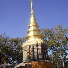 黄金の仏塔です。