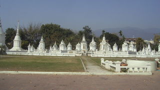 宮殿の庭に建てられた寺です。