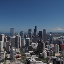 遠くのレーニアの見え方、なんか宇宙っぽい。
