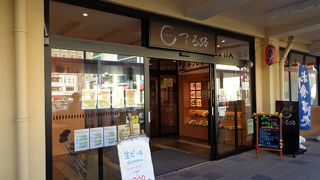 駅の並びの夜には呑み屋に変身