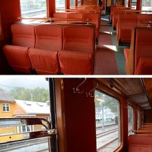 フロム鉄道列車内部。窓上部が開く構造になっている席をゲット！