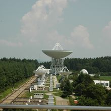 広大な敷地に45ｍ電波望遠鏡が映えます。