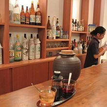 清潔感と洗練度の高さを感じるカウンター席