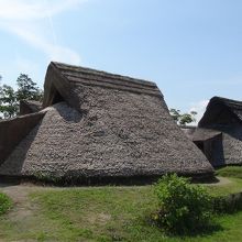 復元された竪穴式住居