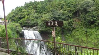 白糸の滝への通り道にあります。