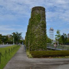 昔使われていた煙突がモニュメントとして残されています