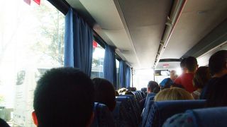 シーズン中のサンマリノ～リミニのバスは混み合う。