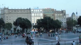 バルセロナ空港とカタルーニャ広場間を走っていてとても便利