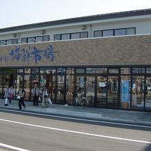 １階が市場、２階は食堂、道路の向かいに大きな駐車場があります