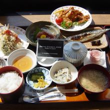 飛島膳 上にはみ出してる皿はマグロ唐揚げ一品料理です