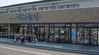 酒田海鮮市場　新鮮舟盛りも海鮮丼も格安で　魚市場の隣なので鮮魚も安い