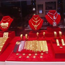 中国風の貴金属のお店ばかりありました