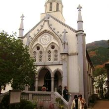 そんなに大きな教会ではないけれどとても綺麗な佇まいです。