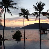 プールサイドからの朝日観賞