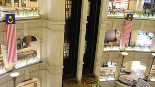 高級ブランドのほかスパが充実しています。