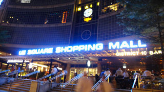 欧米人が多く遅くまでにぎやか