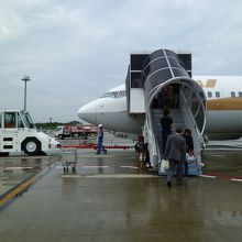 沖縄行き　タラップ搭乗