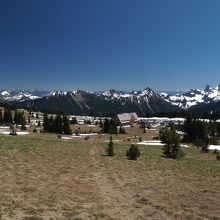 サンライズ。真ん中はビジターセンター