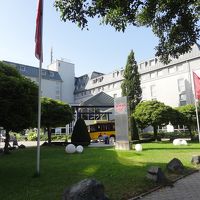 道路から見た外観、小さな送迎用のバスが見える