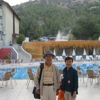 段滝の温泉と屋外プール、前がフロント、レストランなどが管理棟