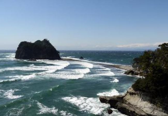 干潮時が近付き、トンボロ現象で陸続きになりつつある三四郎島