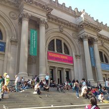 階段に座る人も名物