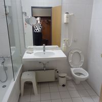 バスルームは広く清潔