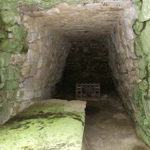 金鈴塚の石棺 (近付けないが見学自由)