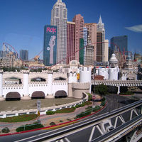 左から三番目の赤茶色の建物が宿泊したセンチュリータワー