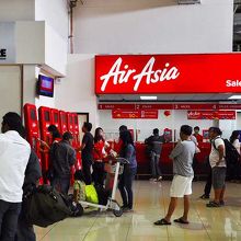 エアアジアの搭乗手続きを自分でやる機械（左）があった