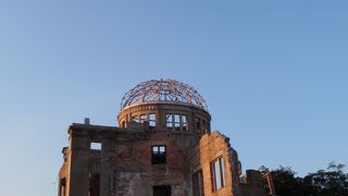 夕日に照らされた原爆ドーム