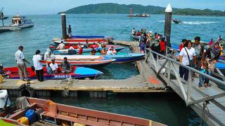 地元の人たちが乗るボートがズラリ