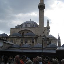 隣のモスク、尖塔にスピーカー