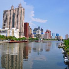 青空と川面に映える高雄の高層ビル