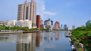 川面に映る高層ビル