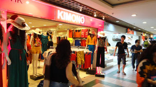 安いアクセや服が売っている