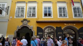 混んでました、モーツァルトの生家。